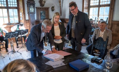 Unterzeichnung der Urkunde